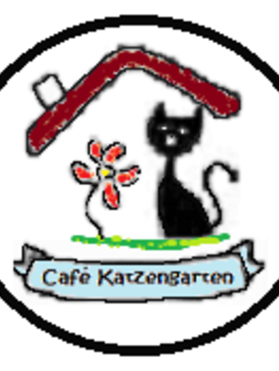Ein stylisiertes Logo des Cafés "Katzengarten". Es zeigt eine schwarze Katze, ein blühendes Pflänzchen und ein Dach über dem Schriftzug. | © Cafe Katzengarten
