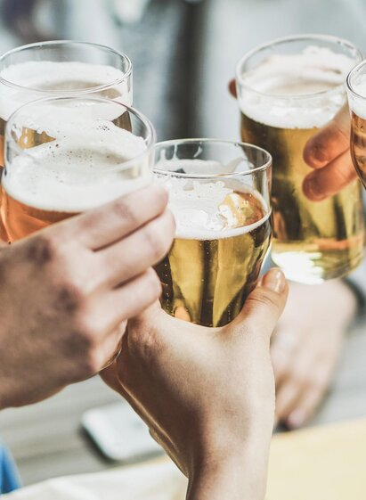 Anstoßen | AdobeStock | © AdobeStock