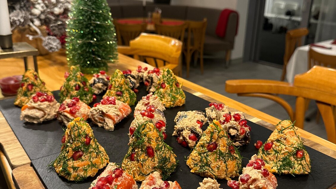 Ein schönes Buffet mit festlichen Snacks in Form von kleinen Tannenbäumen und anderen Leckereien. Die Tabletts sind elegant angerichtet und laden zum Probieren ein. | © Café Restaurant Freischwimmer