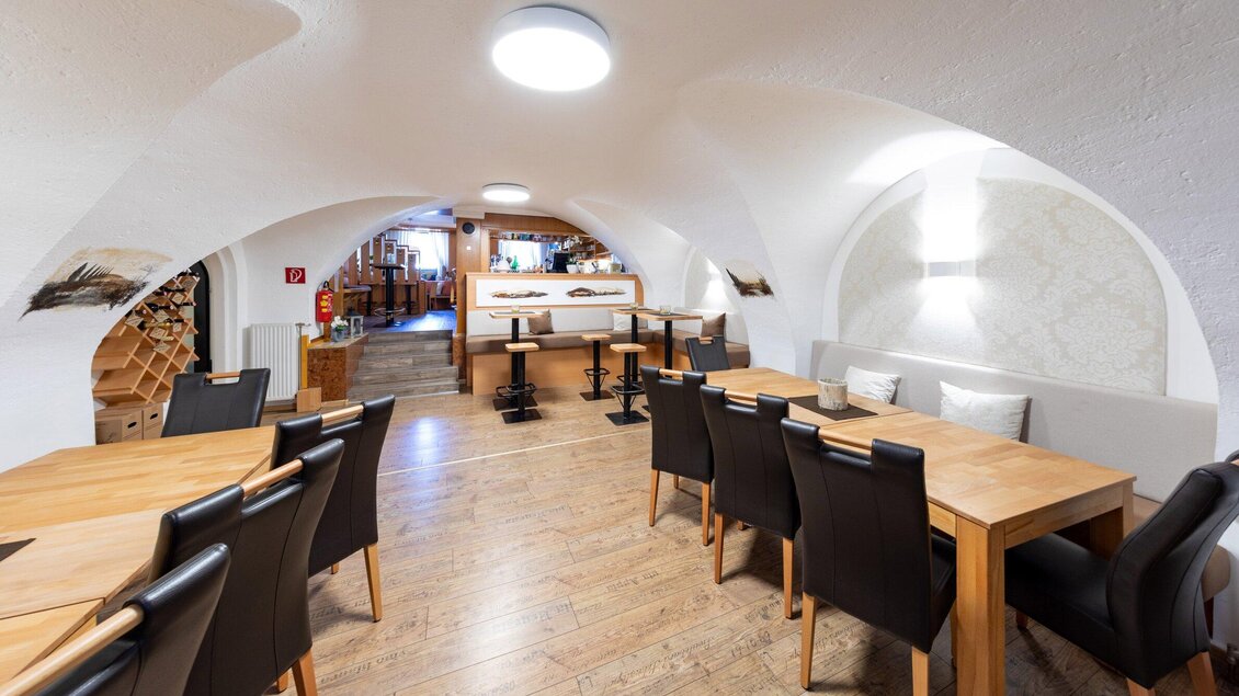 Ein modernes Restaurant mit hellen Tischen und schwarzen Stühlen. Der Raum hat gewölbte Decken und eine einladende Atmosphäre. | © TV Region Graz - Harry Schiffer