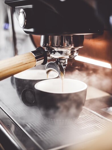 Café | © AdobeStock_211605085-leszekglasne