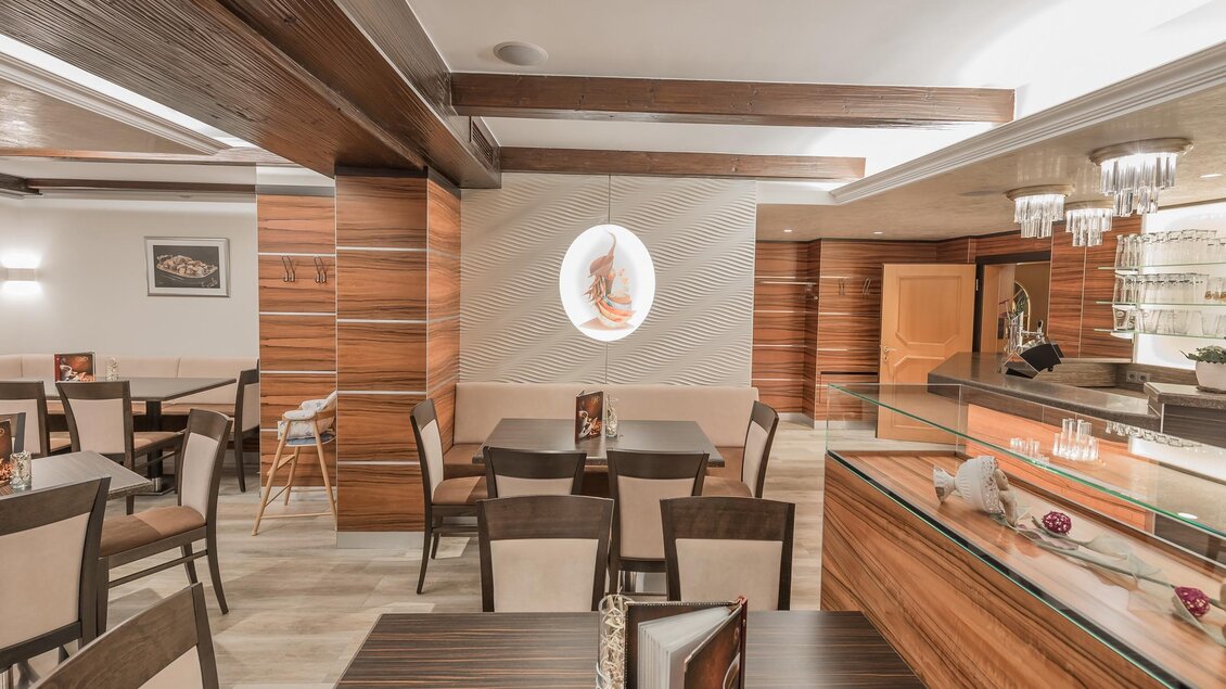 Ein modernes Restaurant mit Holzelementen und eleganten Tischen. Die angenehme Beleuchtung schafft eine einladende Atmosphäre. | © Konditorei Regner