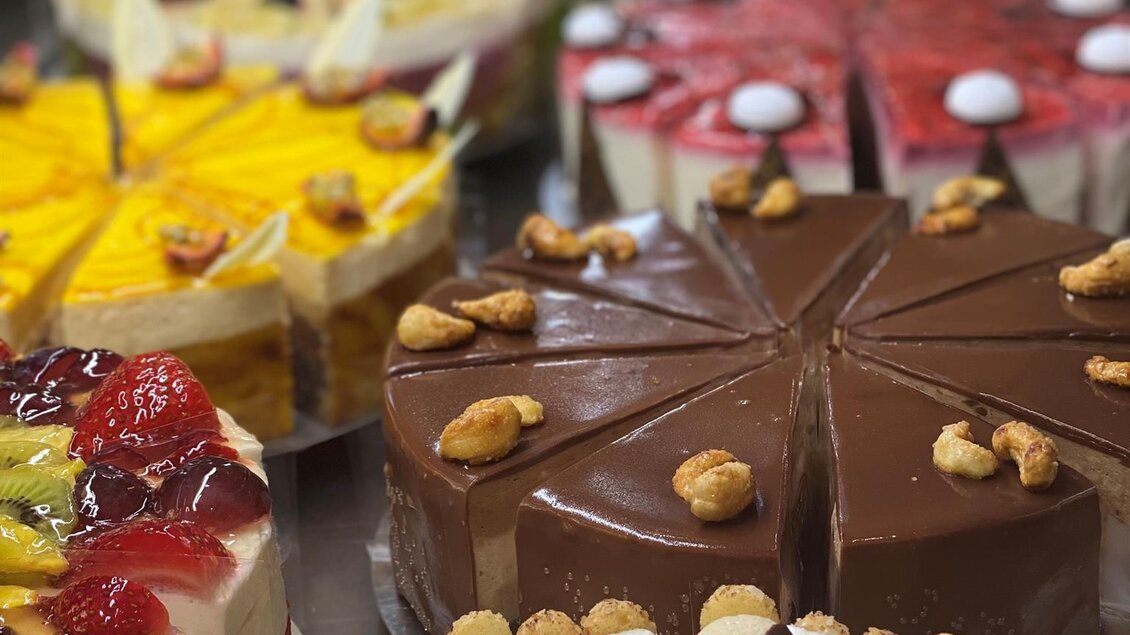 Eine Auswahl an köstlichen Torten in verschiedenen Farben und Geschmäckern. Die Torten sind dekoriert mit Früchten, Sahne und Nüssen. | © Konditorei Regner