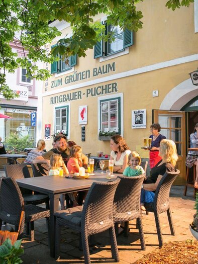 Guest garden of the café “Zum grünen Baum” in Friedberg | © Café Zum grünen Baum