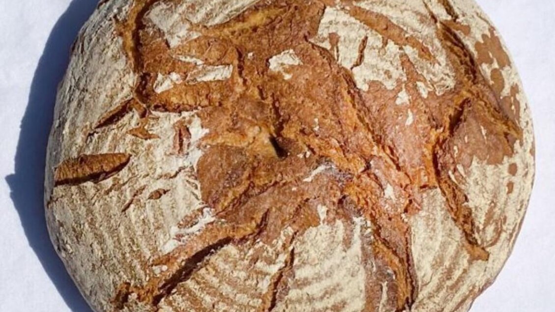 Ein rustikales Brot mit einer knusprigen Kruste und einer charakteristischen Form. Die Oberfläche zeigt interessante Muster und Risse. | © Bäckerei-Konditorei Hubmann Josef GmbH