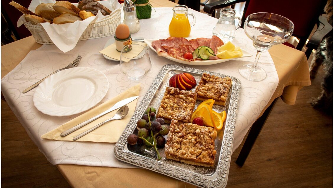 Ein schön gedeckter Tisch mit verschiedenen Frühstücksspeisen. Auf dem Tisch sind Gebäck, Wurst, Käse und Obst zu sehen. | © TV Region Graz - J. Lunghammer