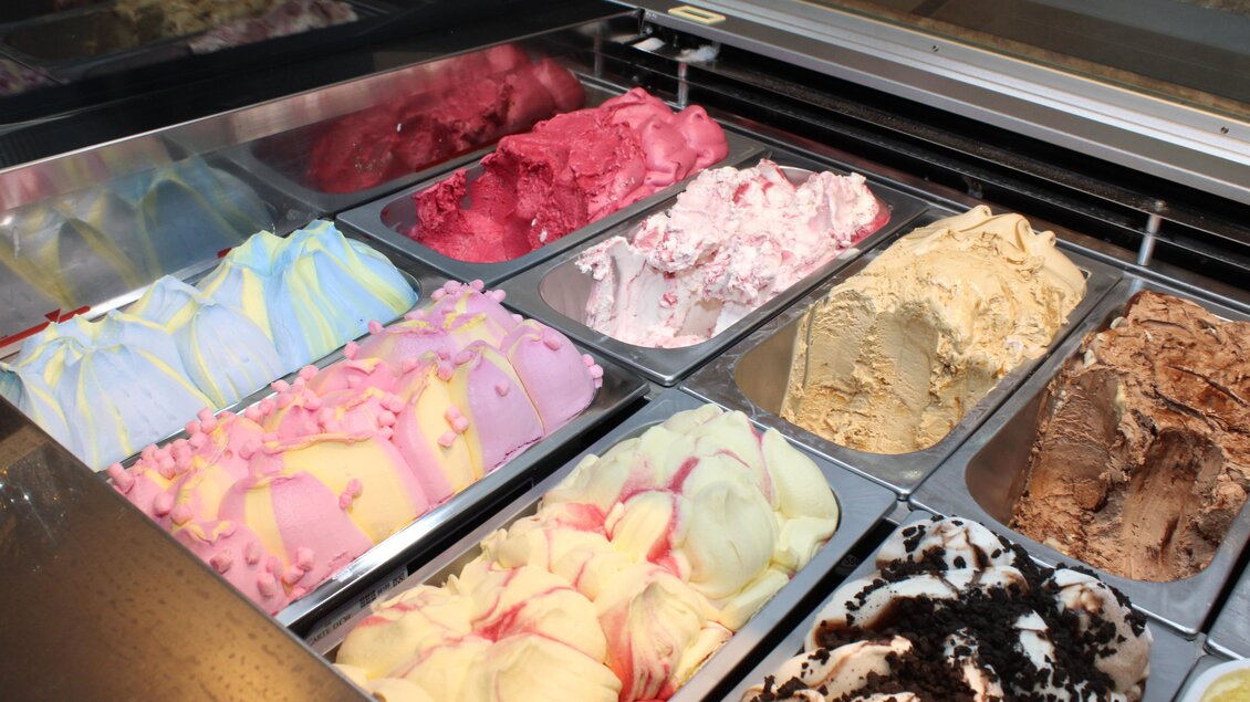 Eine Auswahl an leckerem Eis in verschiedenen Farben und Geschmacksrichtungen. Die Eissorten sind in Metallschalen angeordnet. | © Rene Lederer