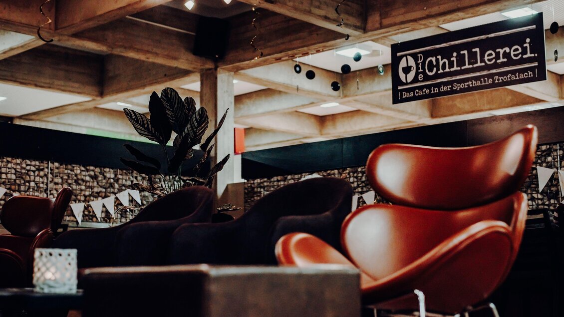 Ein gemütlicher Innenraum mit modernen Möbeln und einer einladenden Atmosphäre. Im Hintergrund ist ein Schild mit dem Namen "Chillerei" zu sehen. | © GenussReich
