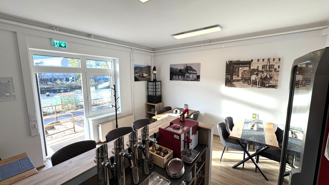 Ein gemütlicher Innenraum mit Tischen und Stühlen. Große Fenster bieten Ausblick auf eine schöne Umgebung. | © SV Hinterberg