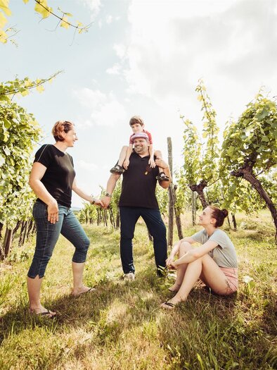 Family Scharl in the Vineyard | © Weinhof Scharl