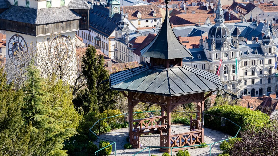Pavillon am Schlossberg Graz mit Blick auf Uhrturm, Rathaus und Altstadt | © Graz Tourismus - Harry Schiffer