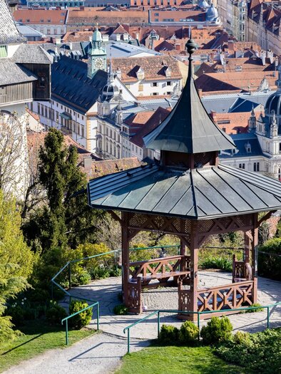 Pavillon am Schlossberg Graz mit Blick auf Uhrturm, Rathaus und Altstadt | © Graz Tourismus - Harry Schiffer
