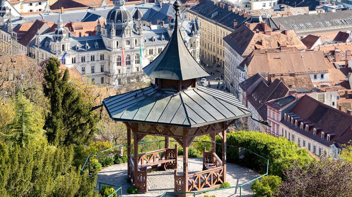 Pavillon auf dem Schlossberg mit Aussicht auf das Rathaus und die Dächer der Altstadt | © Graz Tourismus - Harry Schiffer