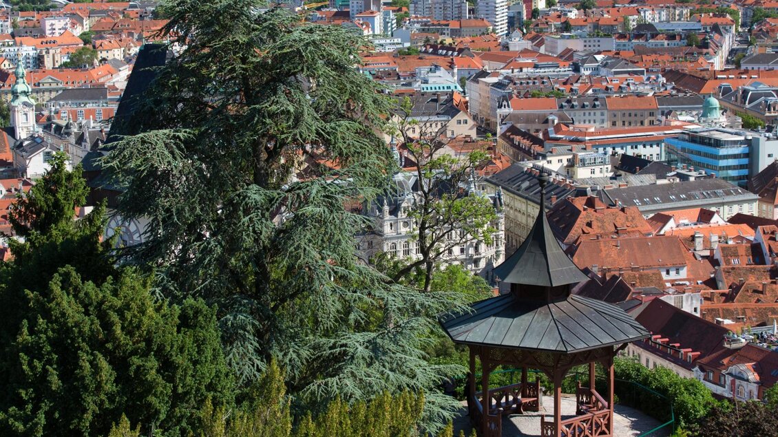 Chinesischer Pavillon am Schlossberg Graz mit Blick auf Dächer und Stadtpanorama | © Graz Tourismus - Harry Schiffer