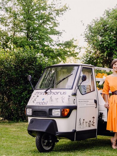 Fam. Gölles vor dem Christophorus Mobil | © Christophorus Apotheke