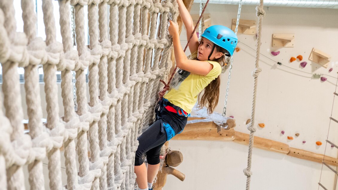 Mädchen mit Helm beim Klettern im Hochseilgarten der City Adventure City Graz | © C-A-C