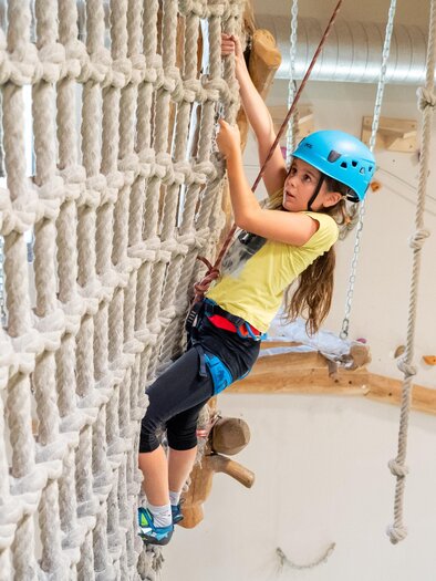 Girl with helmet climbing in the high ropes course of City Adventure City Graz | © C-A-C