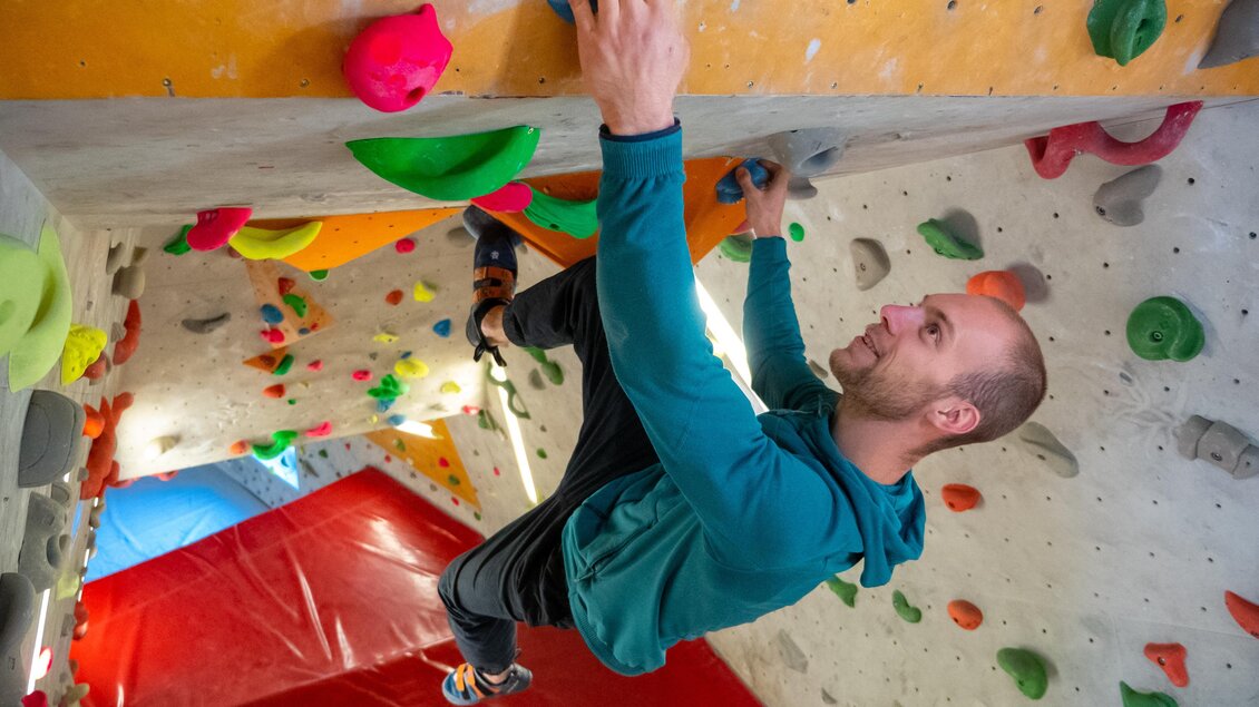 Mann klettert in der Boulderhalle des City Adventure Centers Graz | © C-A-C
