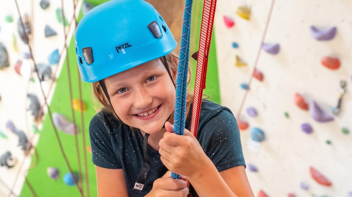 Mädchen mit Helm beim Indoor-Klettern im City Adventure Center Graz | © C-A-C