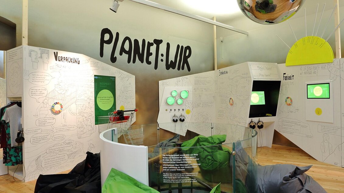 Innenansicht der CoSa-Ausstellung „PLANET: WIR“ mit interaktiven Umweltstationen | © UMJ-J.Kucek