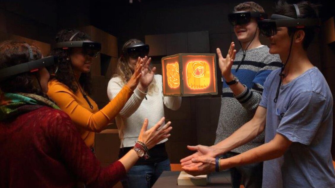 Besucher mit AR-Brillen erleben ein virtuelles Objekt im CoSa Graz | © UMJ-J. Kucek