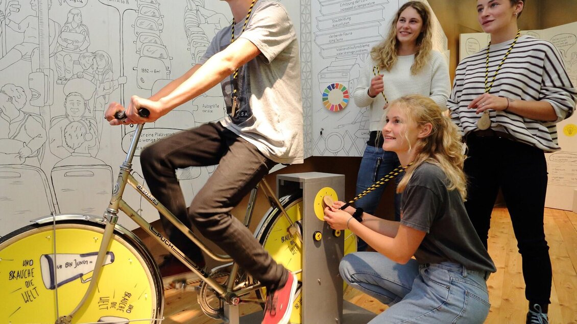 Jugendliche testen im CoSa Graz ein Fahrrad-Modul zur nachhaltigen Mobilität | © UMJ-J. Kucek