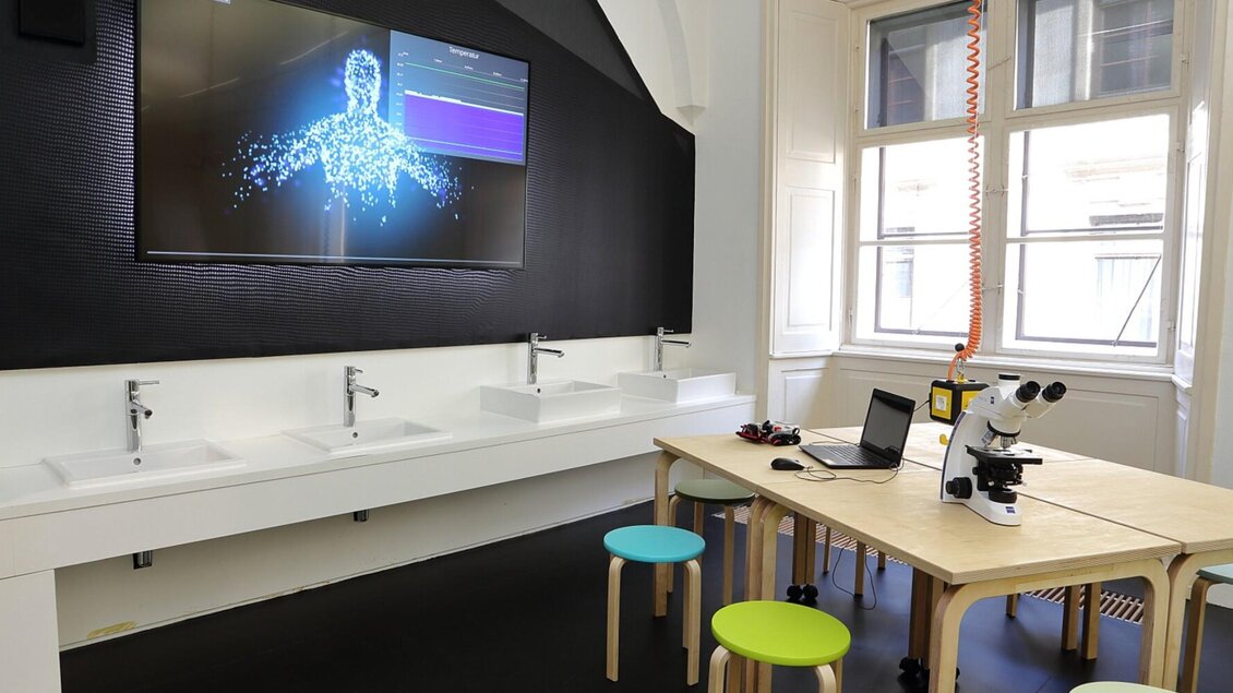 Laborraum im CoSa Graz mit Mikroskop, Bildschirm und Experimentiertisch | © UMJ-J. Kucek