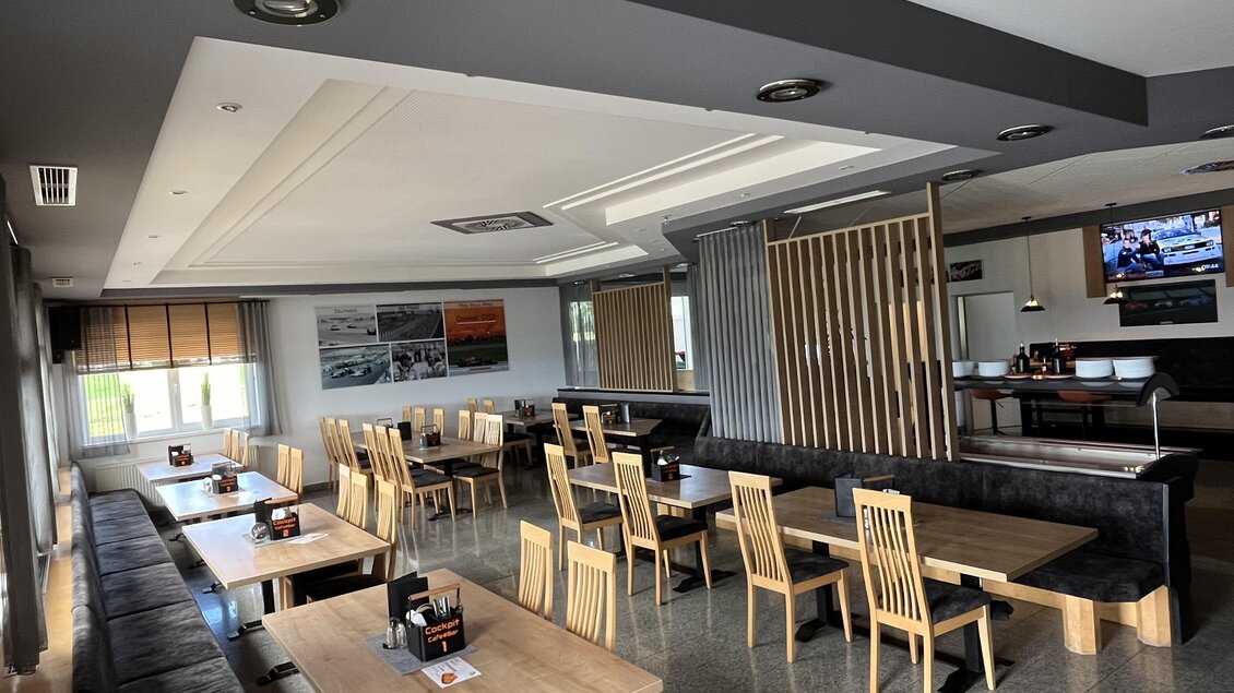 Ein modernes Restaurant mit hellen Holztischen und bequemen Sitzbänken. Die Wände sind stilvoll gestaltet, und es gibt eine gemütliche Atmosphäre. | © Peter Hopf