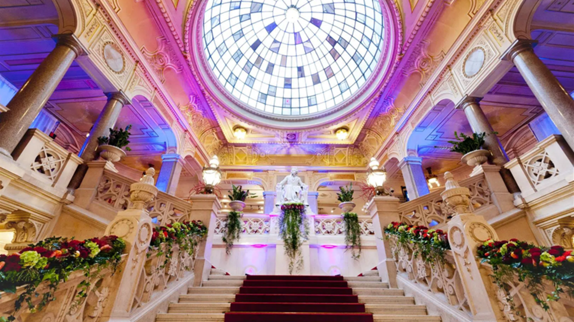 Blick auf die beleuchtete Empore mit Statue und Glaskuppel im Congress Graz | © MCG - Werner Krug