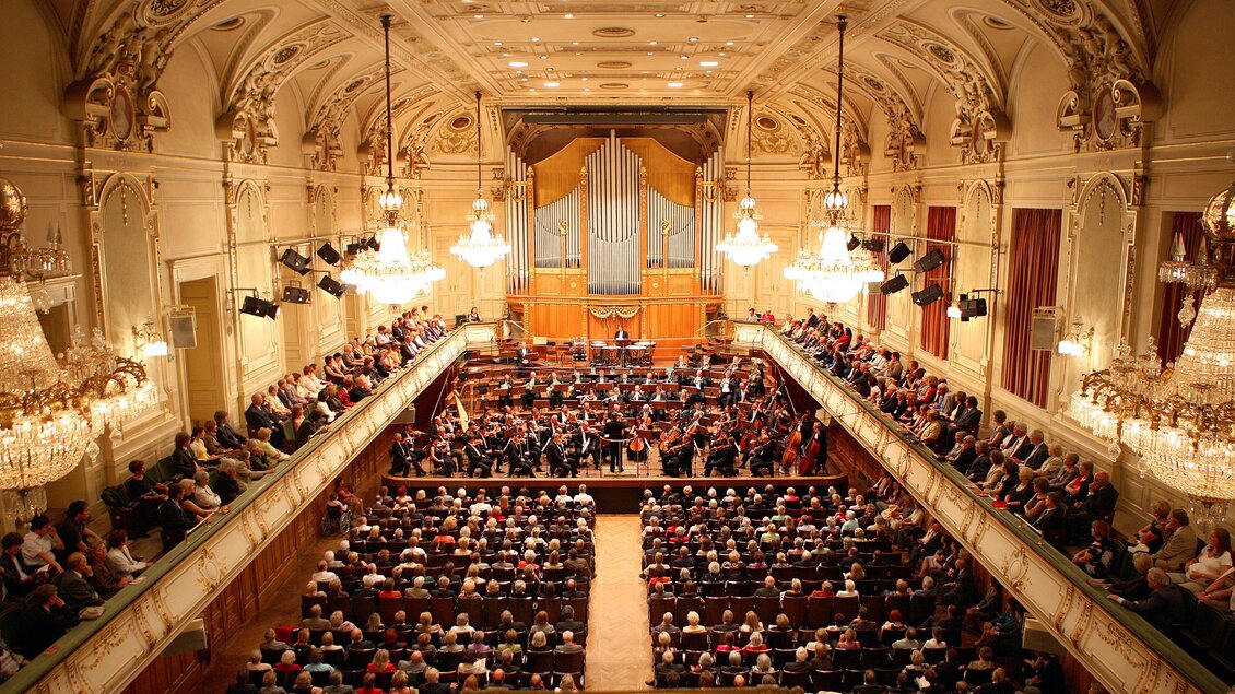 Blick auf ein klassisches Konzert im vollen Stefaniensaal mit Orchester und Publikum | © Robert Illemann