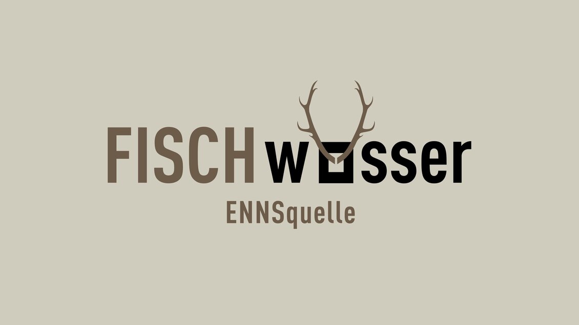 Ein modernes Logo mit dem Text „FISCHwasser“ und dem Wort „ENNSQuelle“. Das Design enthält auch ein Geweih-Element, das die Verbindung zur Natur symbolisiert.