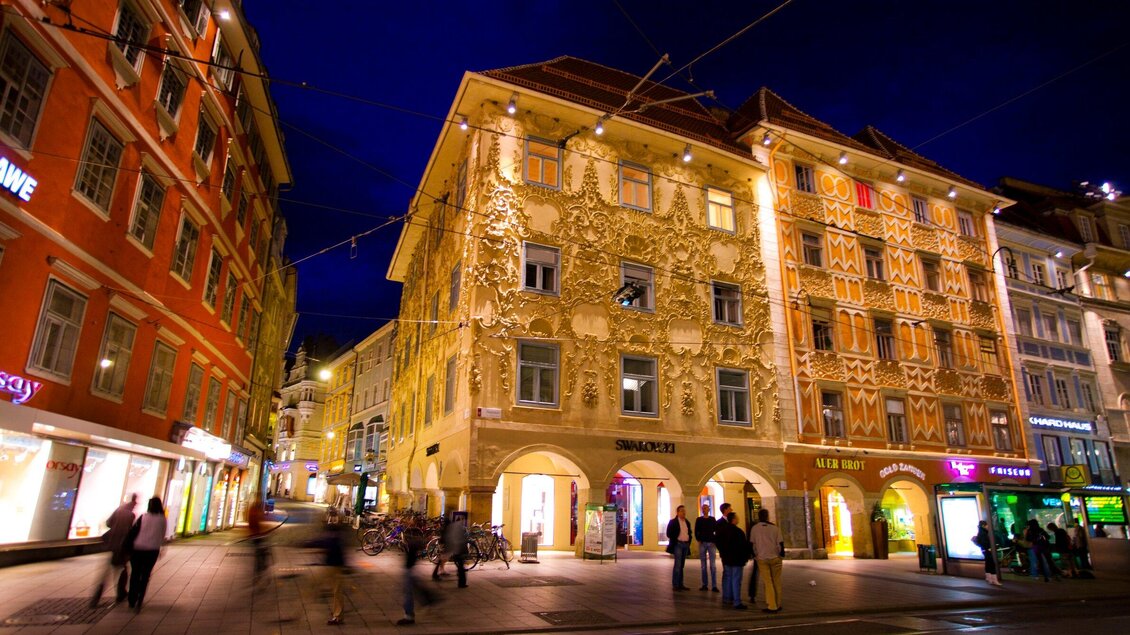 Beleuchtetes Luegghaus mit barocker Fassade in der Altstadt Graz | © Graz Tourismus-Werner Krug