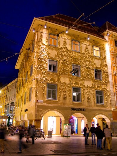 Beleuchtetes Luegghaus mit barocker Fassade in der Altstadt Graz | © Graz Tourismus-Werner Krug