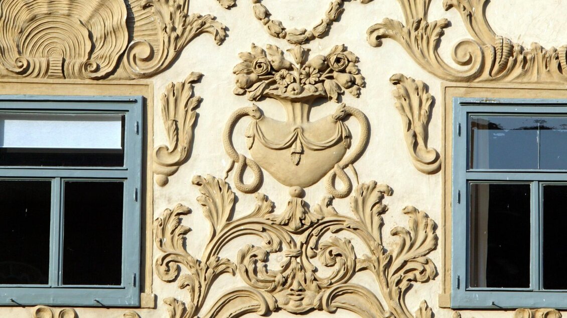 Stuckverzierte Fenster mit barockem Fassadendetail am Luegghaus Graz | © Graz Tourismus-Harry Schiffer