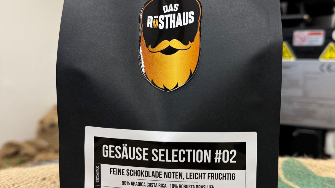 Eine schwarze Kaffeeverpackung mit dem Aufdruck "GESÄUSE SELECTION #02". Sie hebt feine Schokoladennoten und einen leicht fruchtigen Geschmack hervor.