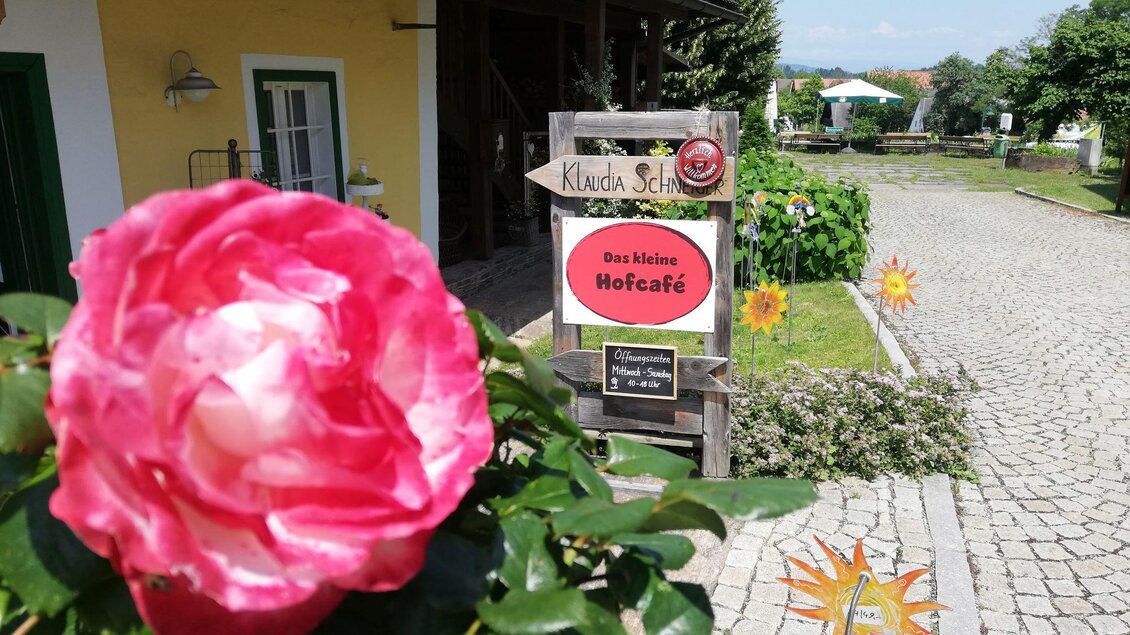 Außenansicht Hofcafe mit Blume | © Klaudia Schneider