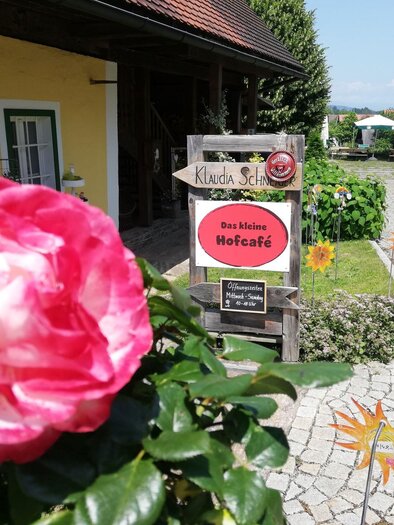 Außenansicht Hofcafe mit Blume | © Klaudia Schneider