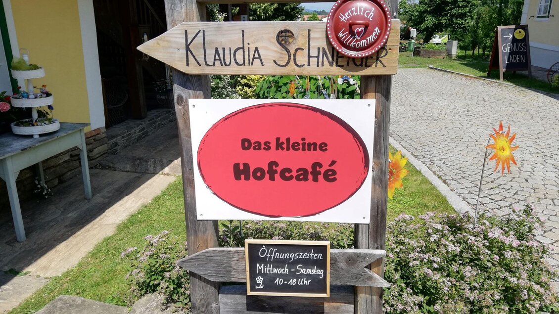 Hofcafe Außenansicht mit Schild | © Klaudia Schneider