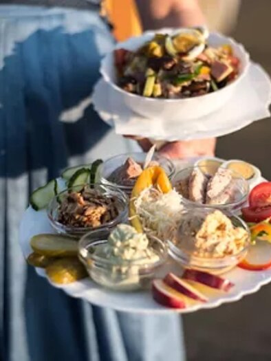 Ein Tablett mit verschiedenen appetitlichen Speisen, darunter Salat und Dips. Das Geschirr ist kreativ angerichtet und zeigt eine bunte Auswahl an frischen Zutaten. | © Fam. Hernach | Der Hermannhof