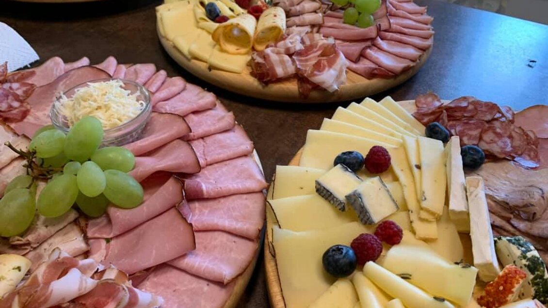 Eine attraktive Platte mit verschiedenen Wurst- und Käsesorten, dekoriert mit Trauben und Beeren. Ideal für eine festliche Einladung oder ein Buffet. | © Fam. Hernach | Der Hermannhof