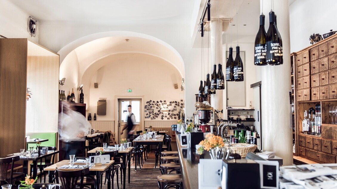 Ein modernes Restaurant mit elegantem Interieur und verschiedenen Tischen. Die Atmosphäre ist hell und einladend. | © Weitzer