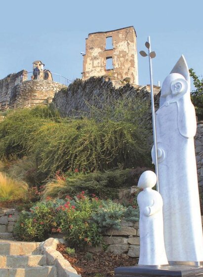 1_Burgruine Obervoitsberg_Mit Josefstatue | © Robert Cescutti