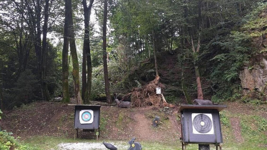 Eine Zielscheiben-Anlage im Wald mit zwei ID-Klappscheiben und einigen Zielvorrichtungen. Im Hintergrund sind Bäume und eine natürliche Umgebung zu sehen. | © Bogenschützen Obervoitsberg
