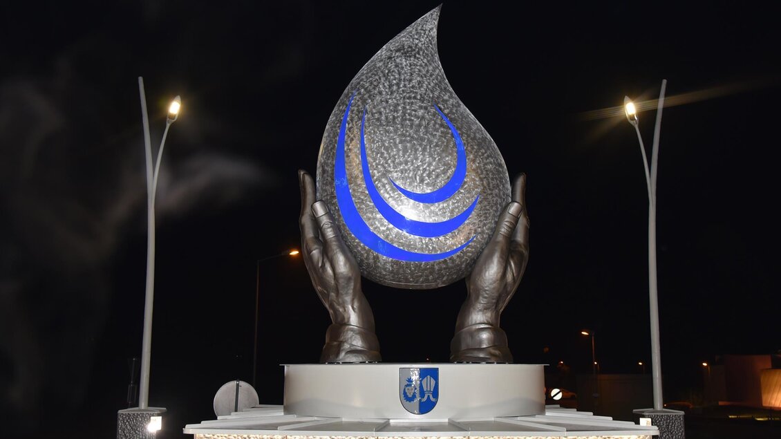 Ein beeindruckendes Monument in Form eines Wassertropfens, das von zwei Händen gehalten wird. Der Schriftzug "Bad Waltersdorf" ist deutlich sichtbar. | © Lederer Josef