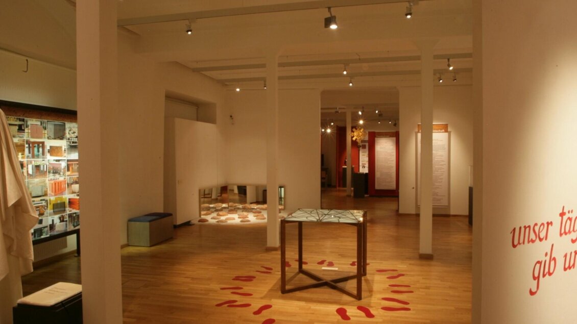 Blick in eine Ausstellung des Diözesanmuseums Graz mit religiösen Objekten | © Diözesanmuseum Graz