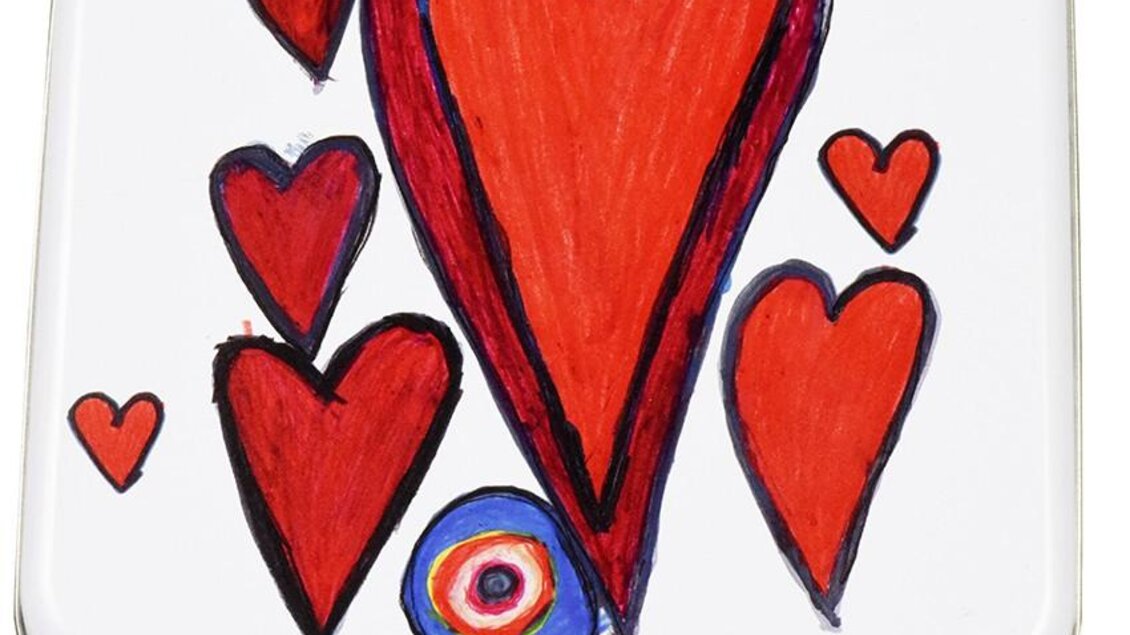 Eine quadratische Dose mit bunten, roten Herzenszeichnungen. Die Herzen sind in verschiedenen Größen und Formen angeordnet.