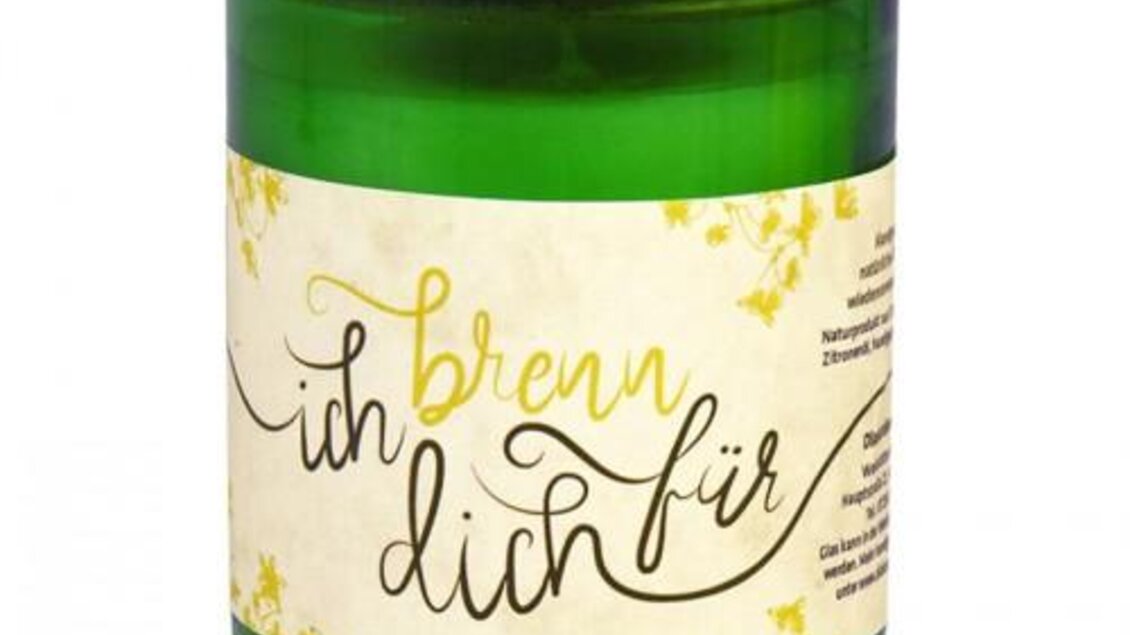 Ein grünes Glas mit einem Holztopping und einer dekorativen Beschriftung. Der Text vermittelt eine liebevolle Botschaft und hebt die Persönlichkeit des Produkts hervor.