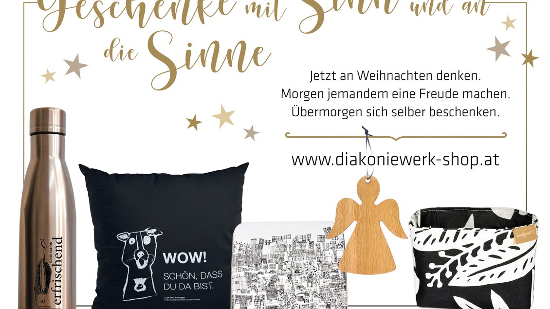 Eine Auswahl an Geschenken für die Sinne, darunter eine Flasche, ein Kissen, eine Box und Dekorationselemente. Die Werbung erinnert daran, an Weihnachten zu denken und Freude zu schenken.