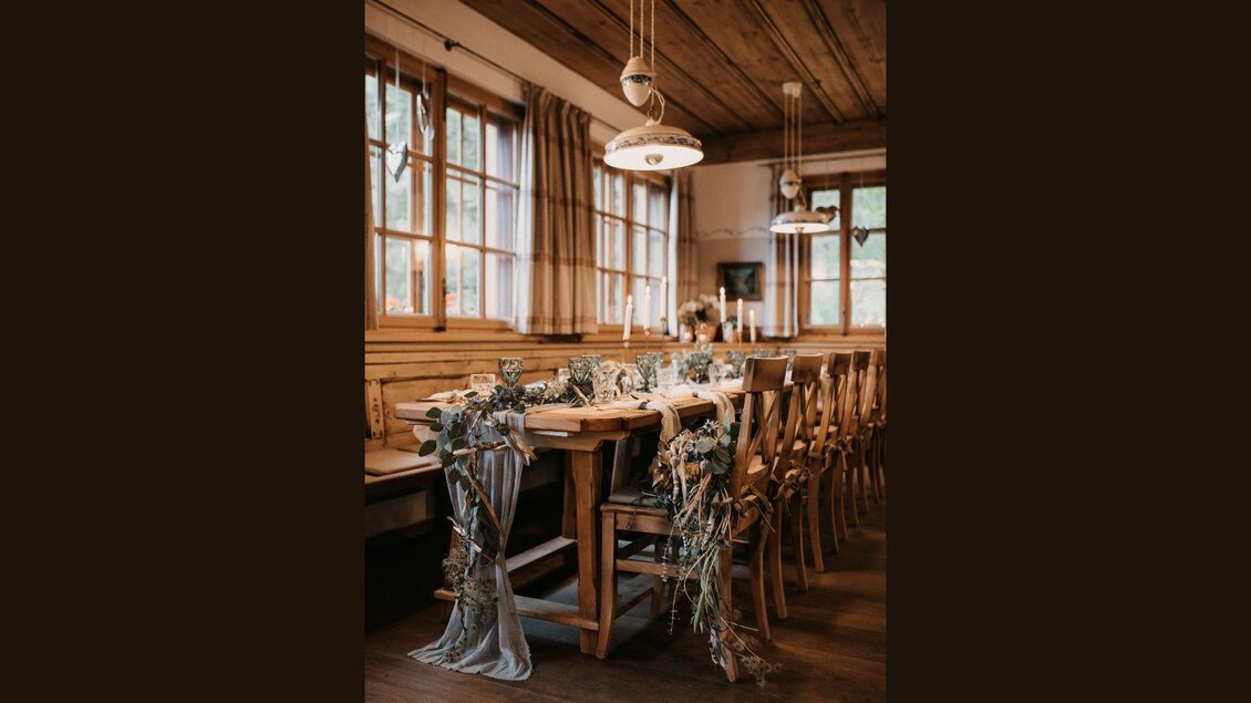 Die Blume, Tischdekoration in Brauntönen | © Silvia Aigner