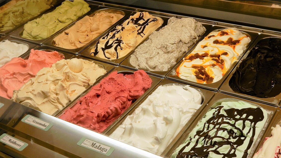 Eine Auswahl von verschiedenen Eissorten in einer Eisdiele. Die Farben und Texturen der Eissorten sind ansprechend und vielfältig. | © Stadtmarketing Judenburg